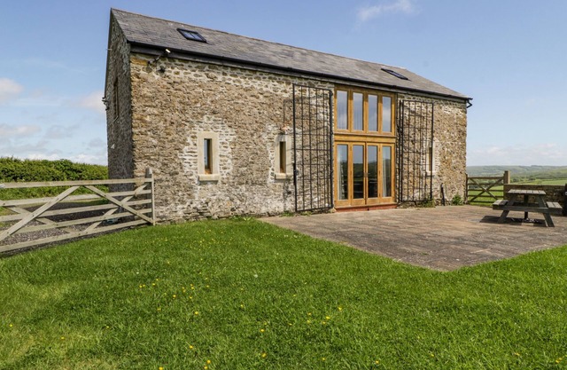 WAREHAMS BARN, family friendly, with a garden in Burton Bradstock