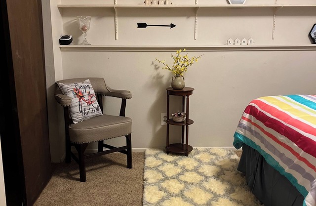 warm and comfortable room close to shops and wi fi