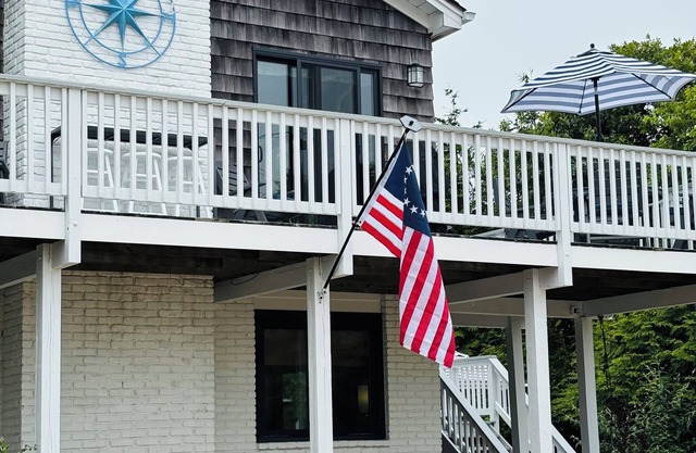 Warm, Inviting Beachhouse with Spa in Great Location of Gorgeous Montauk!
