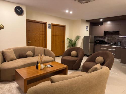 Warmwood Designer 2BHK- Rooftop pool, Self checkin