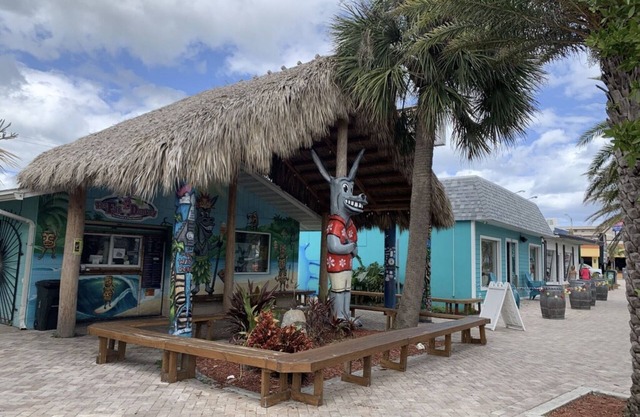 Water Front, 4 Blocks From The Ocean. Come by Boat, we have a Boat lift !