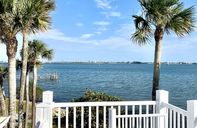 Water Front🩷Minutes to Beach ~ BBQ grill~ Pool~ Rooftop Balcony-360° Views