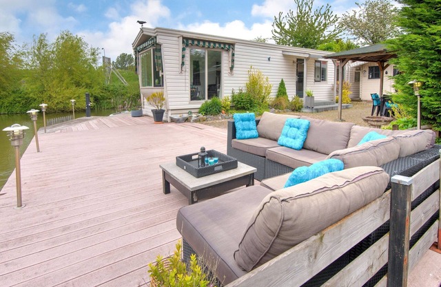 Water Villa in Ooltgensplaat Near Volkerak