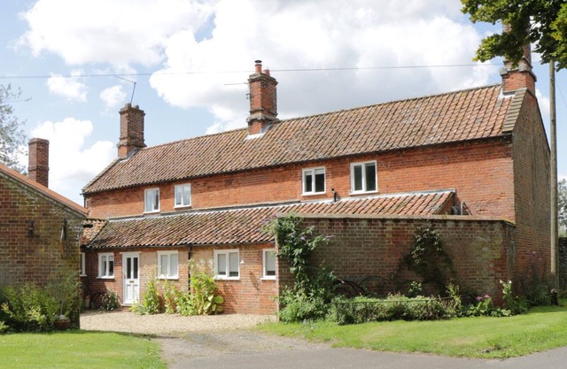 WATERFALL COTTAGE, family friendly, with open fire in Swanton Morley