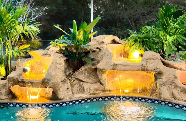 Waterfall saltwater Lagoon heated pool, 2 King Suites, Sauna!