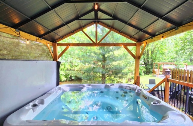 Waterfront cottage with spa, lots of activities nearby