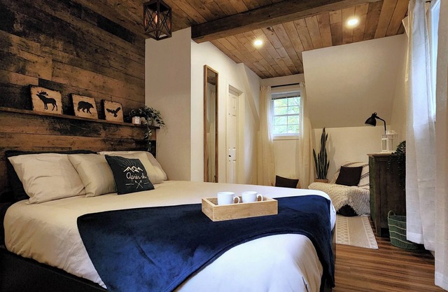 Waterfront cottage with spa, close to many activities