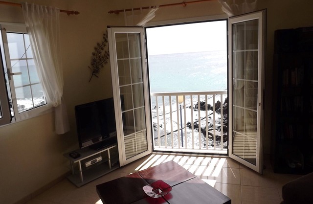 Waterfront Apartment with roof Terrace. Children free in summer.