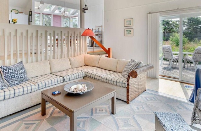 Waterfront 2 BR cottage on 1 acre private lot walking distance to beaches!
