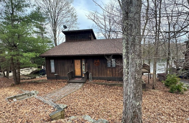 Waterfront 3-bed cabin in fabulous Lake Ariel with WiFi, AC, near pool & fitness