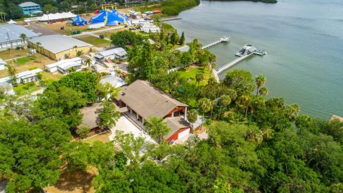 Waterfront 3BR Villa with Gym, Pool and Dock Access
