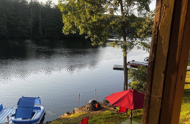 Waterfront 4 bedroom house in Charlton. Packed with fun for anyone!