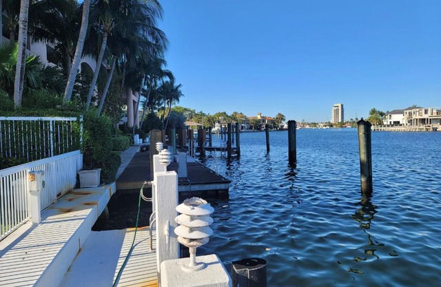 Waterfront- 4 BR 3 Bath, intercostal,pool,5 min walk to beach-8