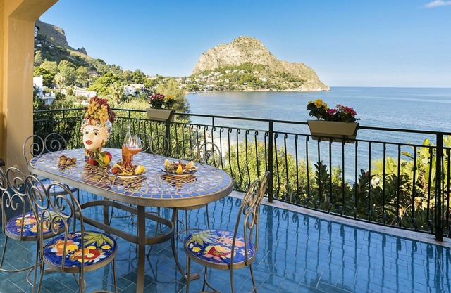 Waterfront apartment with beach access