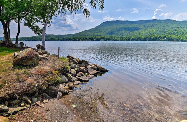 Waterfront Apartment: Beach & Fire Pit Access!