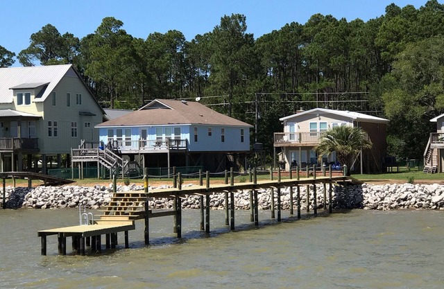 Waterfront Bay House - Quiet, Spacious and Pet Friendly