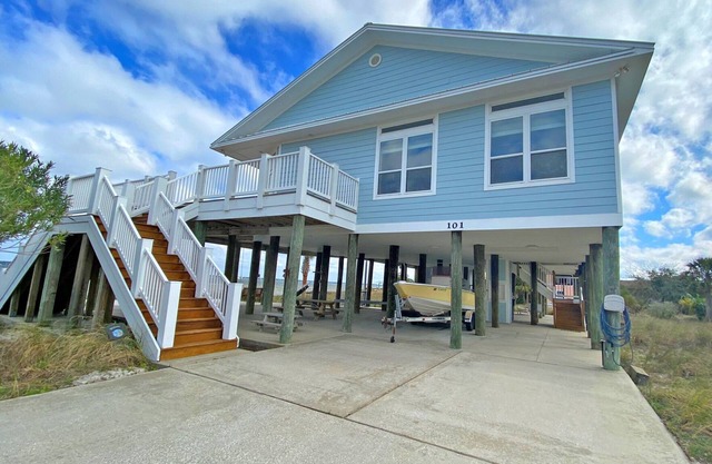 Waterfront Beauty! Perfect for gathering family and friends together!