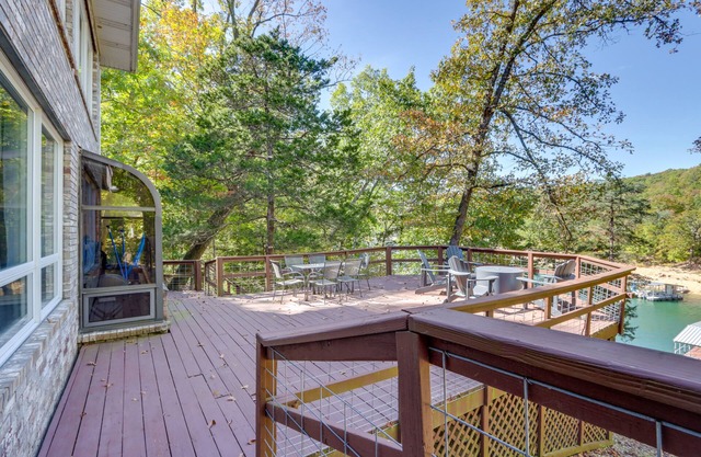 Waterfront Beaver Lake Apt w/Deck