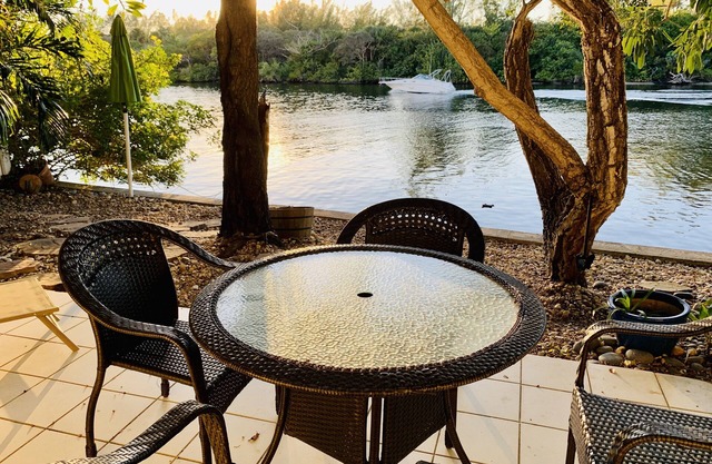 Waterfront Bungalow, walk to beach, boating and restaurants