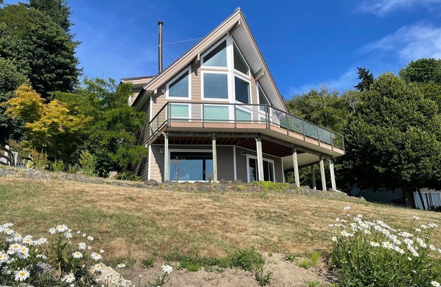 Waterfront cabin facing the sunset