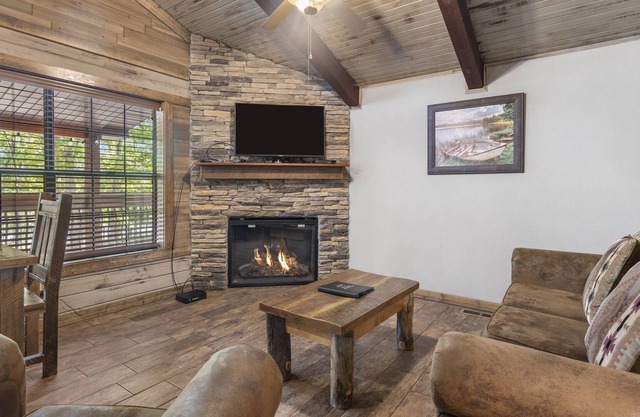 Waterfront Cabin on Table Rock Lake - Indian Point (C09)