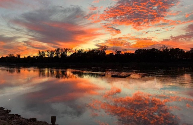Waterfront Cabin w/Sunset View, WiFi, HUGE yard, and Fire-pit!