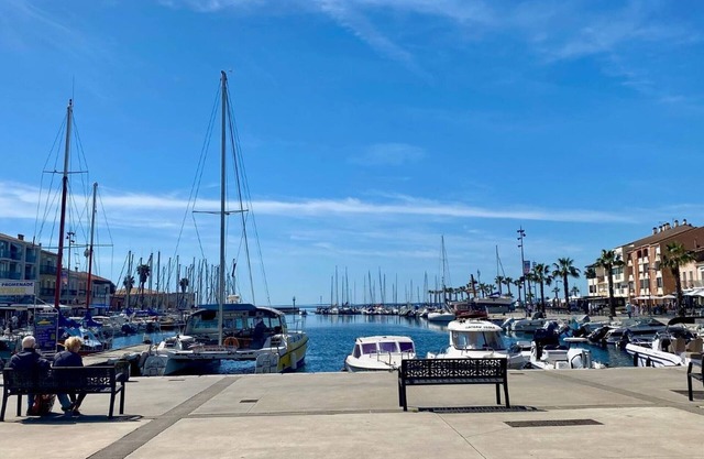 Waterfront Comfort: Modern Apartment with Proximity to Port, Shops, and Beach in Mèze