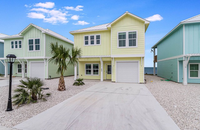 Waterfront,Community Pool,Personal Hottub,Walk to Bars, Restaurants and Pier