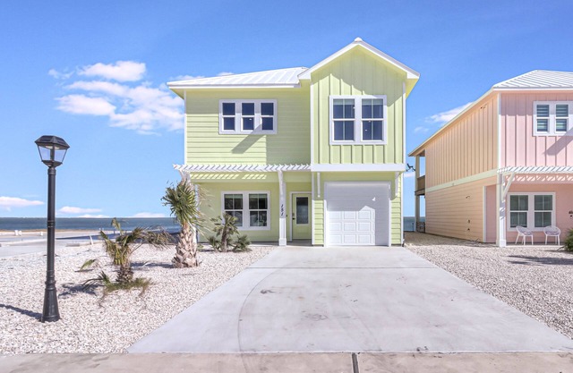 Waterfront,Community Pool, Personal Hottub,Walk to Bars, Restaurants and Pier