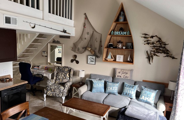 Waterfront condo by Lake Taneycomo with loft