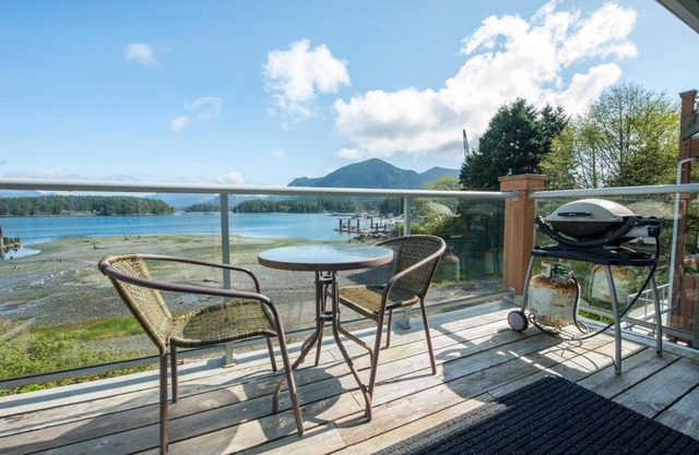 Waterfront Condo by OnlyBC 202