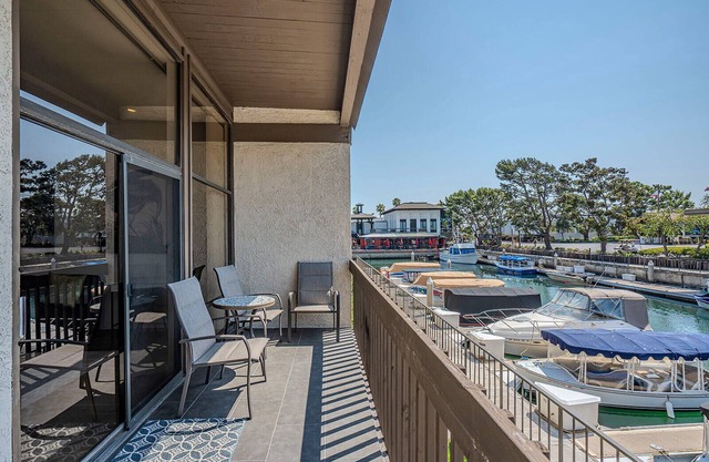 Waterfront condo, highly walkable with 6 pools on property