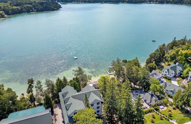 Waterfront Condo, Private Beach, Outdoor/Indoor Pools, & Walkable to Downtown