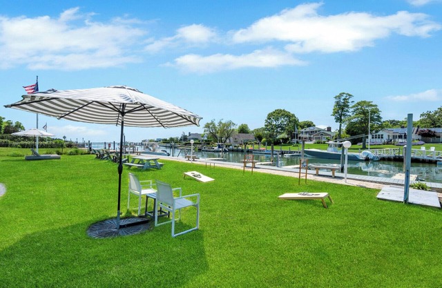 Waterfront Cottage Suite in Boutique Hotel, Heart of Hampton Bays, Resort.