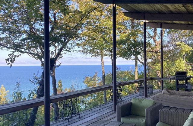 Waterfront cottage on 10 acre bluff overlooking Lake Michigan. Very Private,Pets
