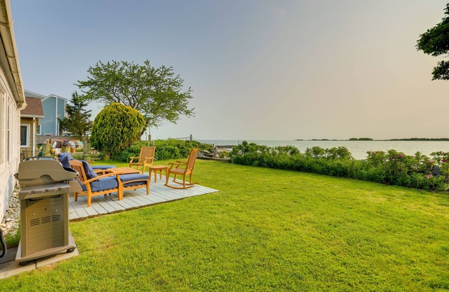 Waterfront Cottage w/Sunroom + Patio & Grill