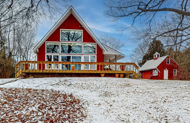 Waterfront cottage with amazing views, fireplace, deck, & boat moorage