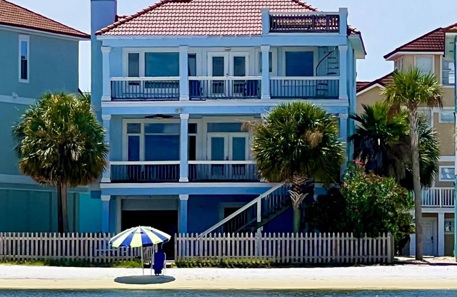 Waterfront Custom House with Private Beach! 5 Bedrooms, Balconies, Gulf Beaches