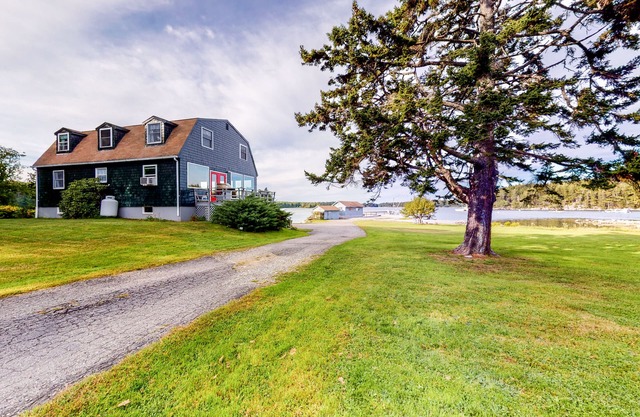 Waterfront, dog-friendly home close to Seavey Cove with deck & beach views