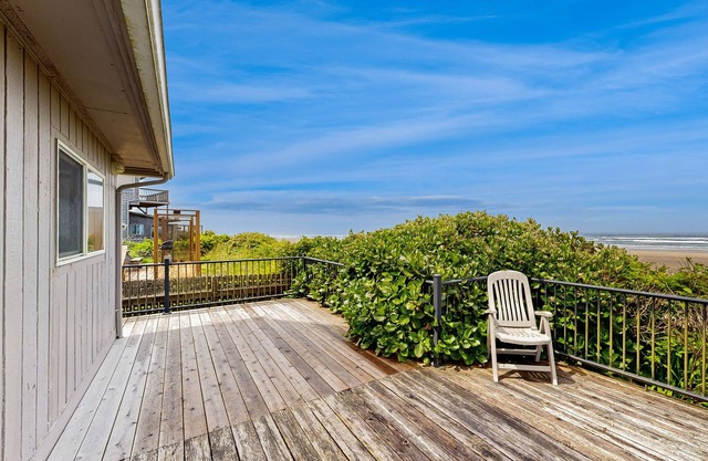 Waterfront, dog-friendly getaway w/a fireplace & incredible ocean views