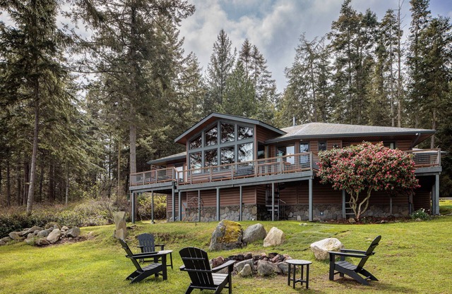 Waterfront Escape with secluded beach with stunning views.