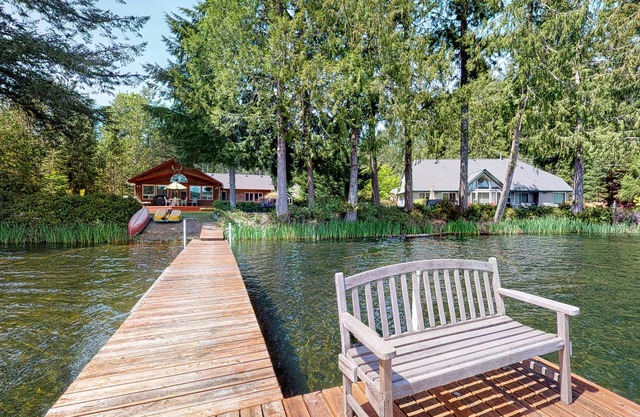 Waterfront, family friendly home w/dock & kayaks - dogs welcome