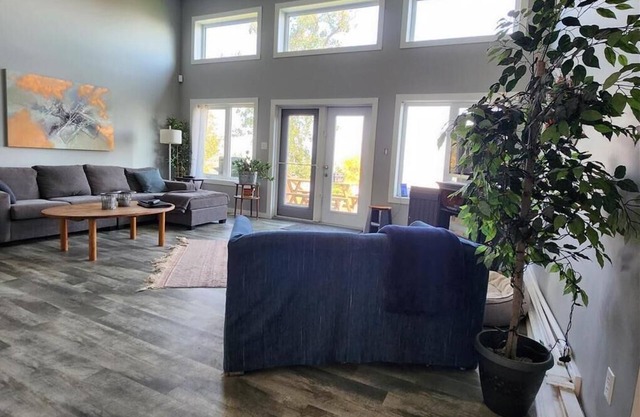 Waterfront Family Oasis – Comfort & Charm