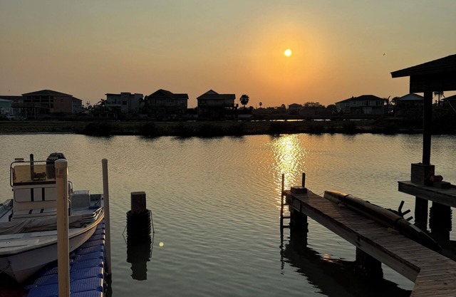 Waterfront Fisherman Paradise 2BR+Loft, Boat Slip, WiFi, Full Kitchen, Inviting