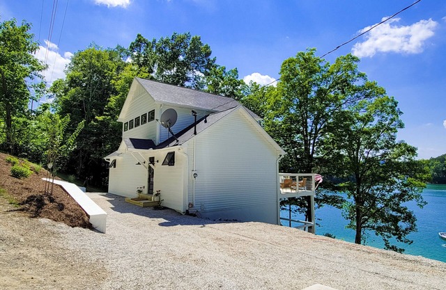Waterfront gem on Norris Lake w/dock, sunset lake views, decks, and firepit