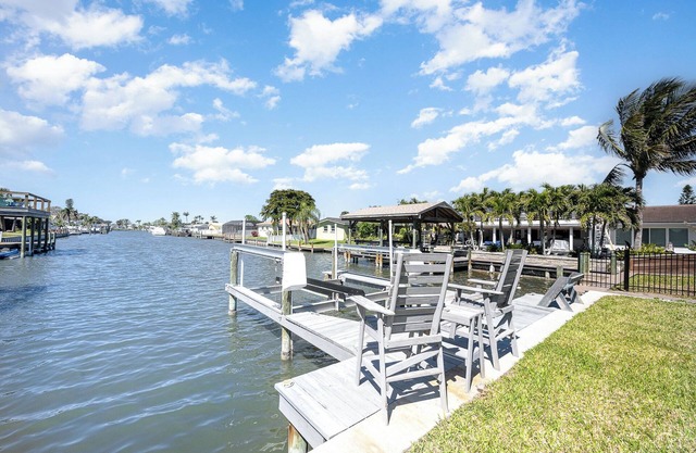 Waterfront Gem Stunning Sunsets & Wildlife Views Boat Dock Mins to Beach