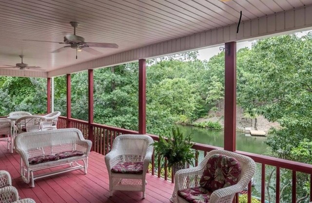 Waterfront Getaway on Loch Lomond with plenty of room for the entire family.