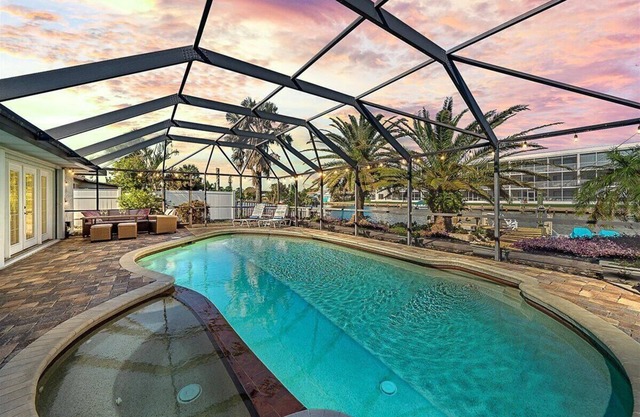 Waterfront-Heated Pool-Hottub-4bd-2BA-Paddle boat- Kayaks
