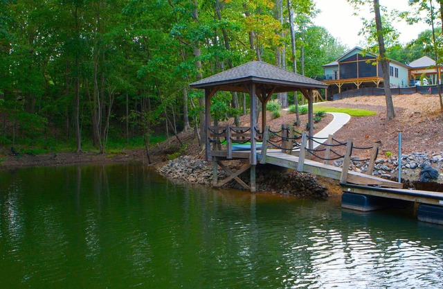 Waterfront Home has it all! (Pontoon Boat Available)