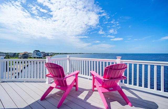 Waterfront home w/private dock, hot tub, charcoal grill, A/C, multiple decks